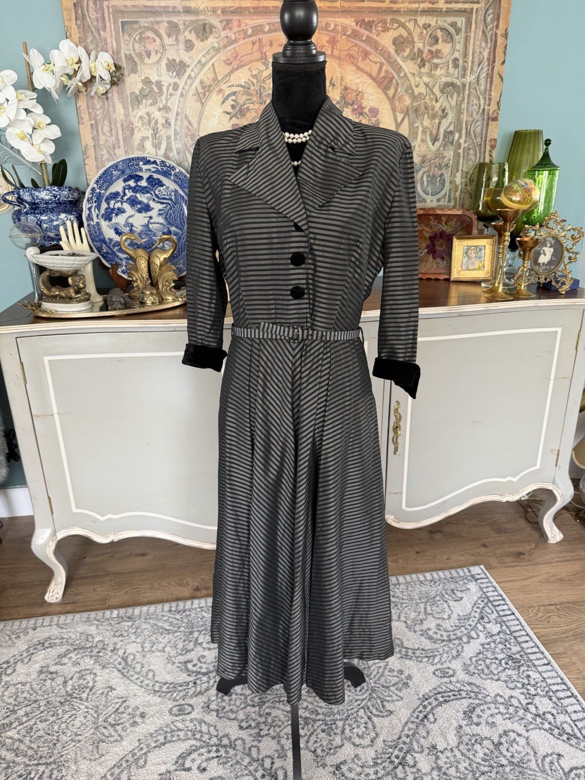 1950’s Women’s Taffeta Dress w Velvet Buttons and Cuffs