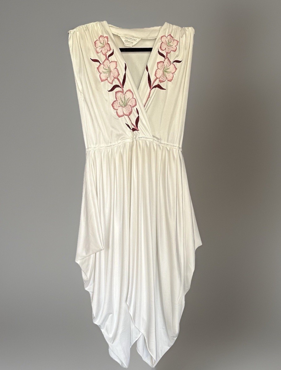 Vintage white dress with gorgeous pink embroidered flowers 1970s