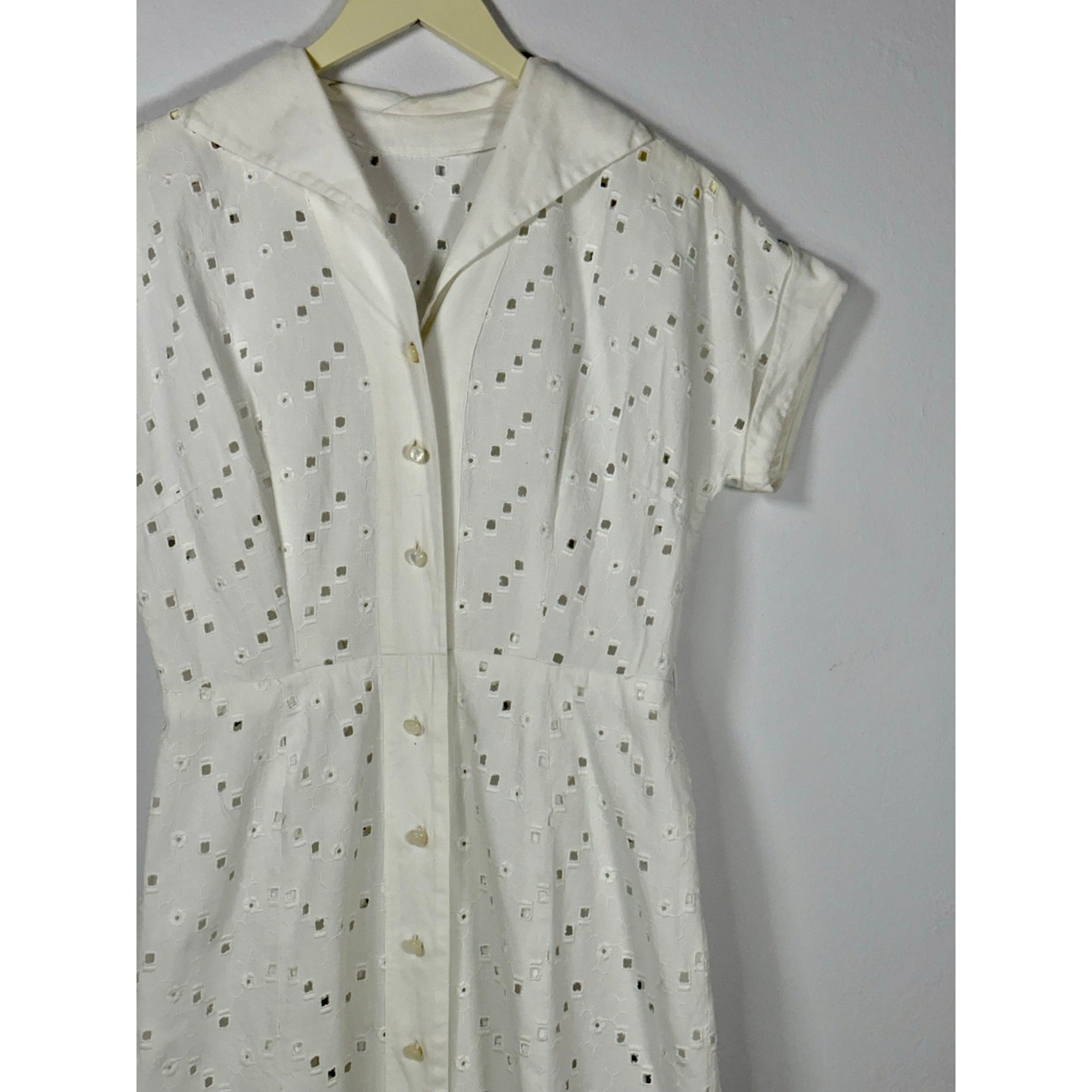 1940s 1950s White Cotton Eyelet Floral Embroidered Button Front Day Dress
