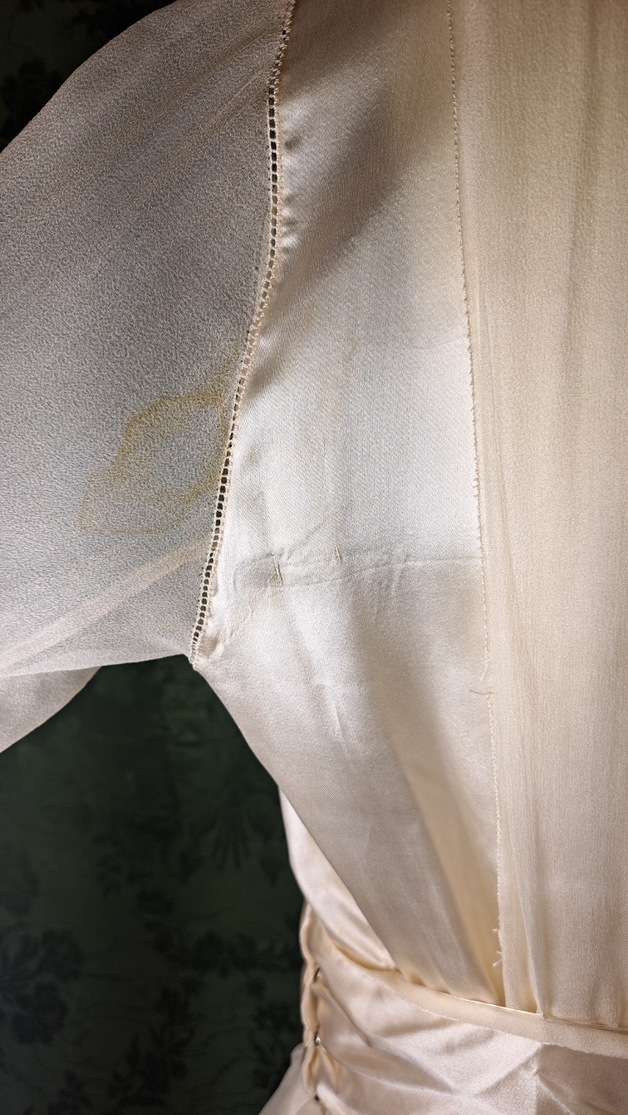 LATE EDWARDIAN CHIFFON AND SILK WEDDING GOWN WITH TRAIN, PEARLS