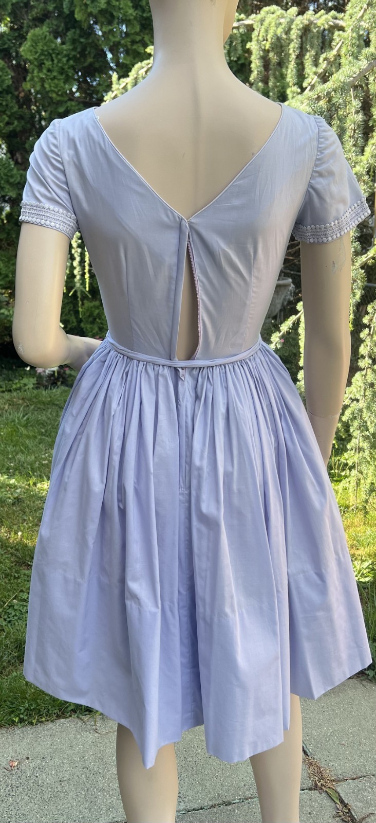 VINTAGE 1950&rsquo;s LAVENDER COTTON W/ CENTER PLEATS & LACE TRIM