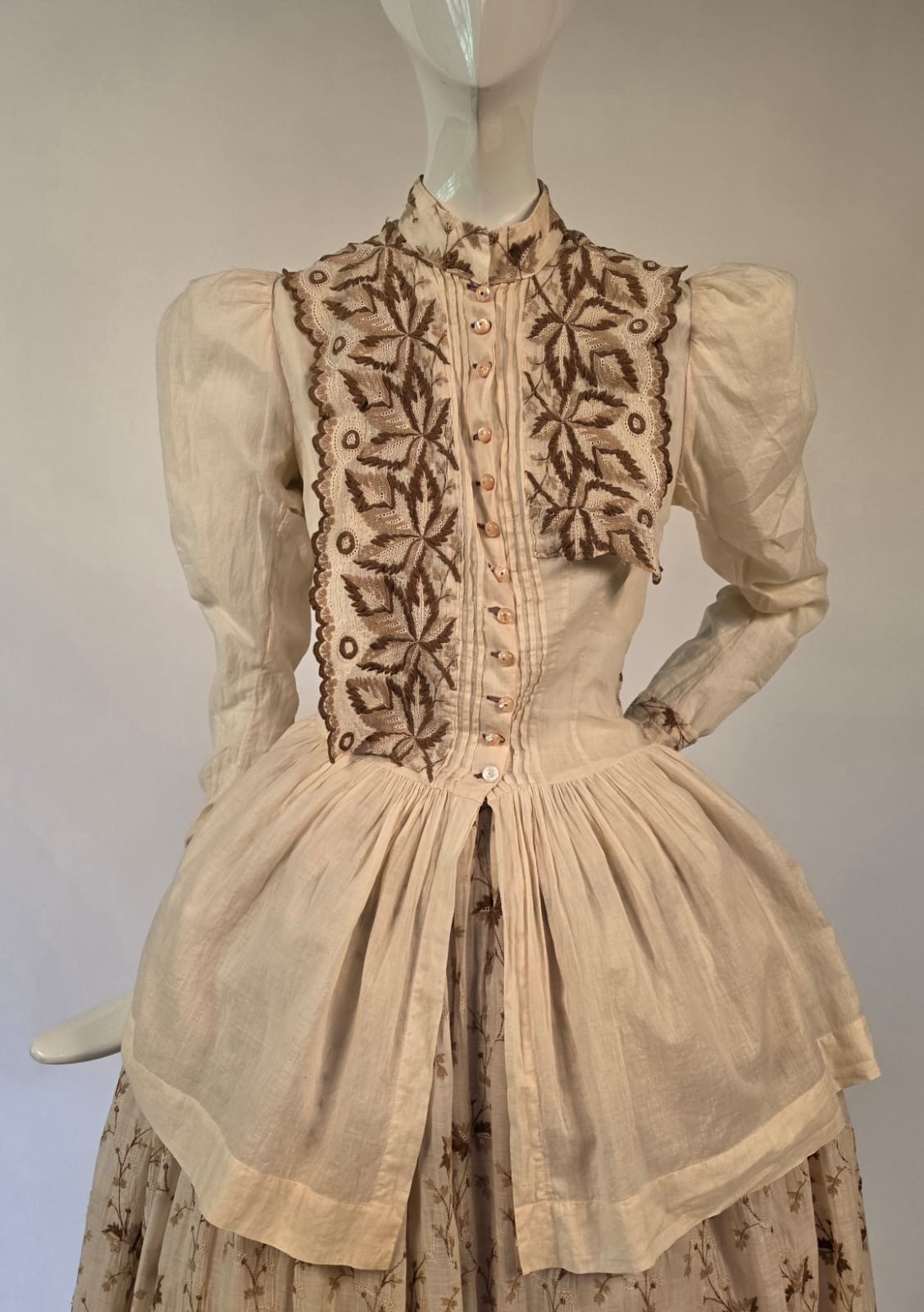 VICTORIAN 19TH C 2 PC RICH FLORAL EMBROIDERED COTTON BUSTLE DRESS W PUFF SLEEVES