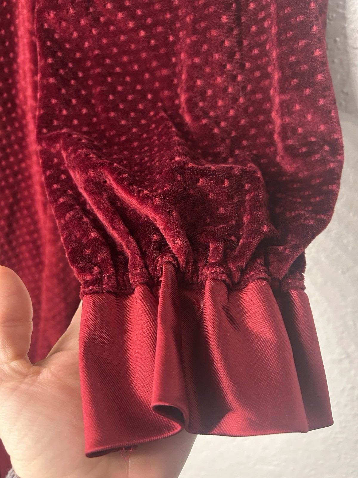 Vintage70’/80’sDonna Richard for Gilligan & O&rsquo;Malley Burgundy Velvet Robe Ruffle