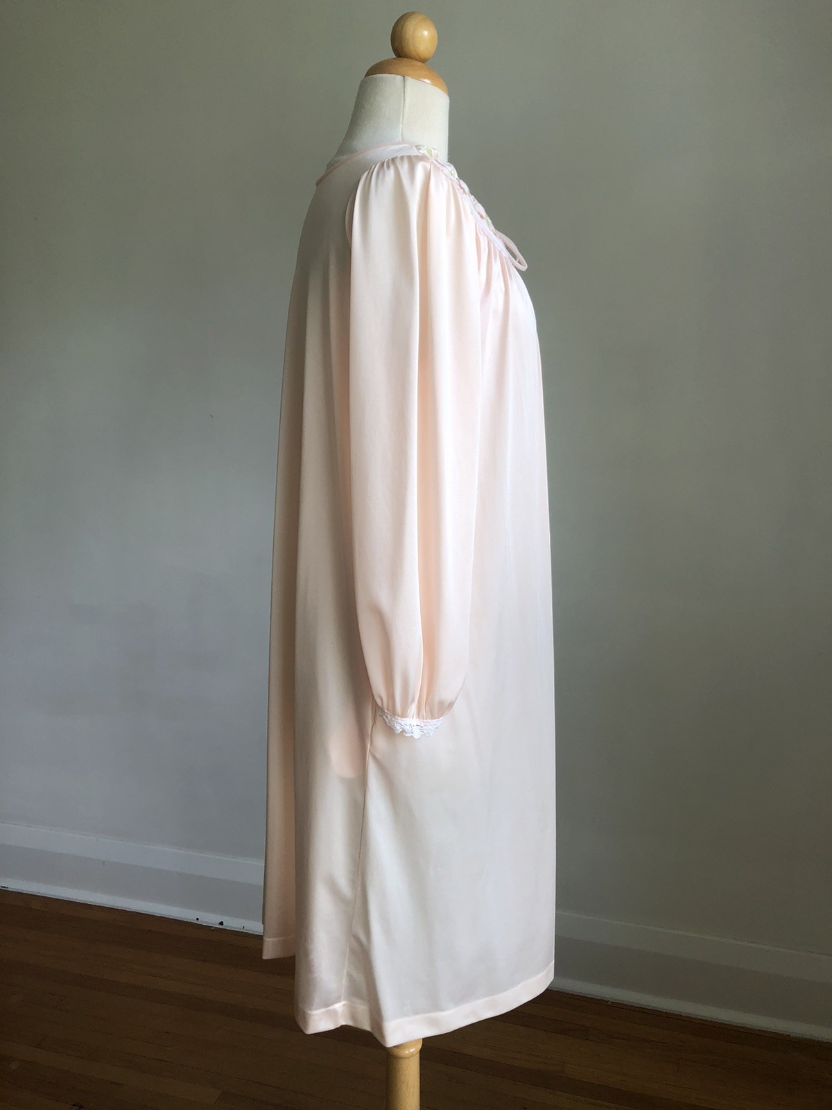 GORGEOUS VTG LORRAINE Light Peach Nylon Floral Embroidered Button-up Nightgown S