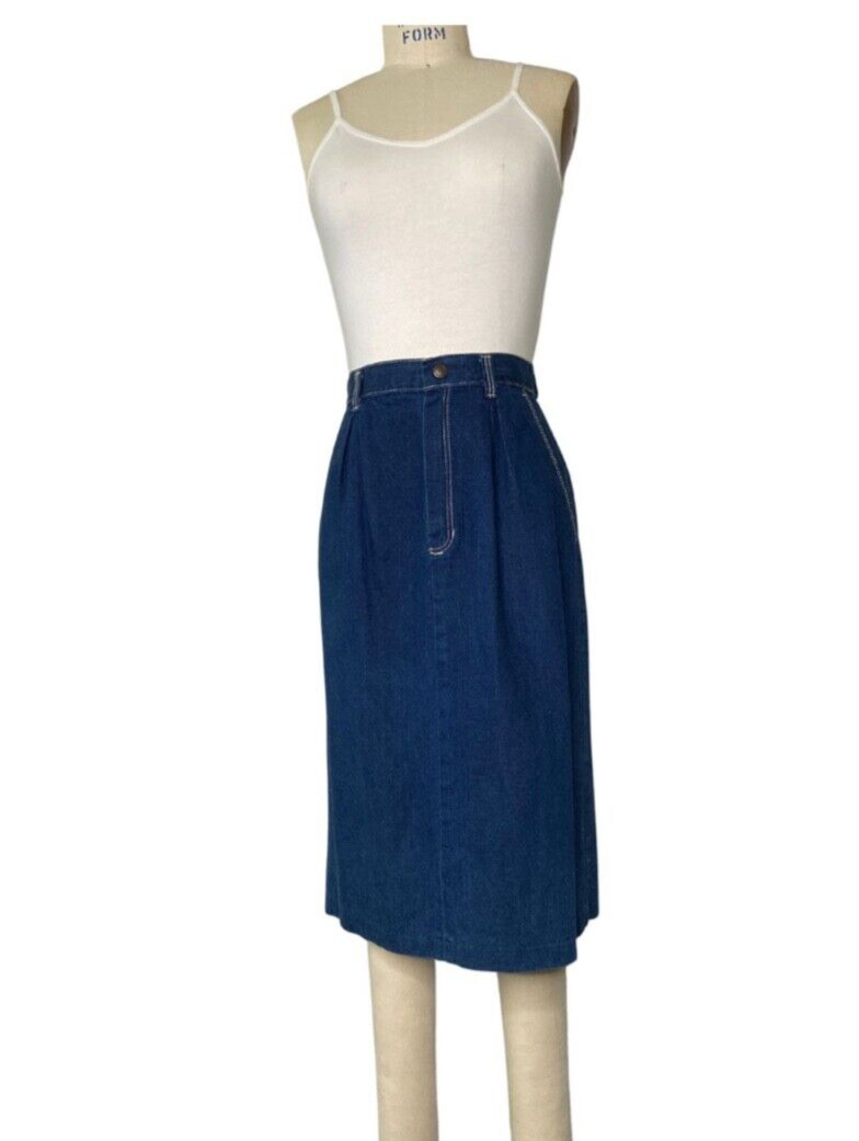 Classic preppy 1970s Separate Pieces brand denim skirt. Vintage size 8 waist 27