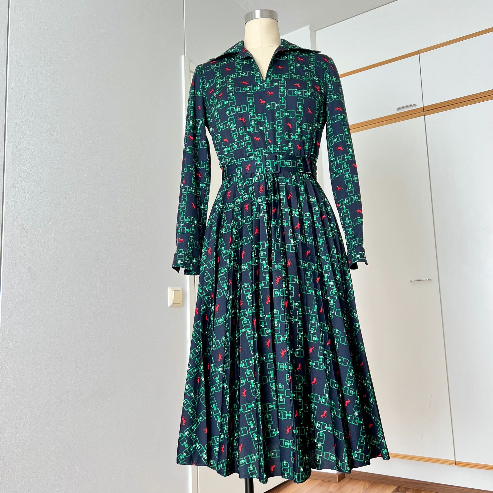 1970s Green Equestrian Pleated Midi Dress Long Sleeves Belted Dagger Collar 38