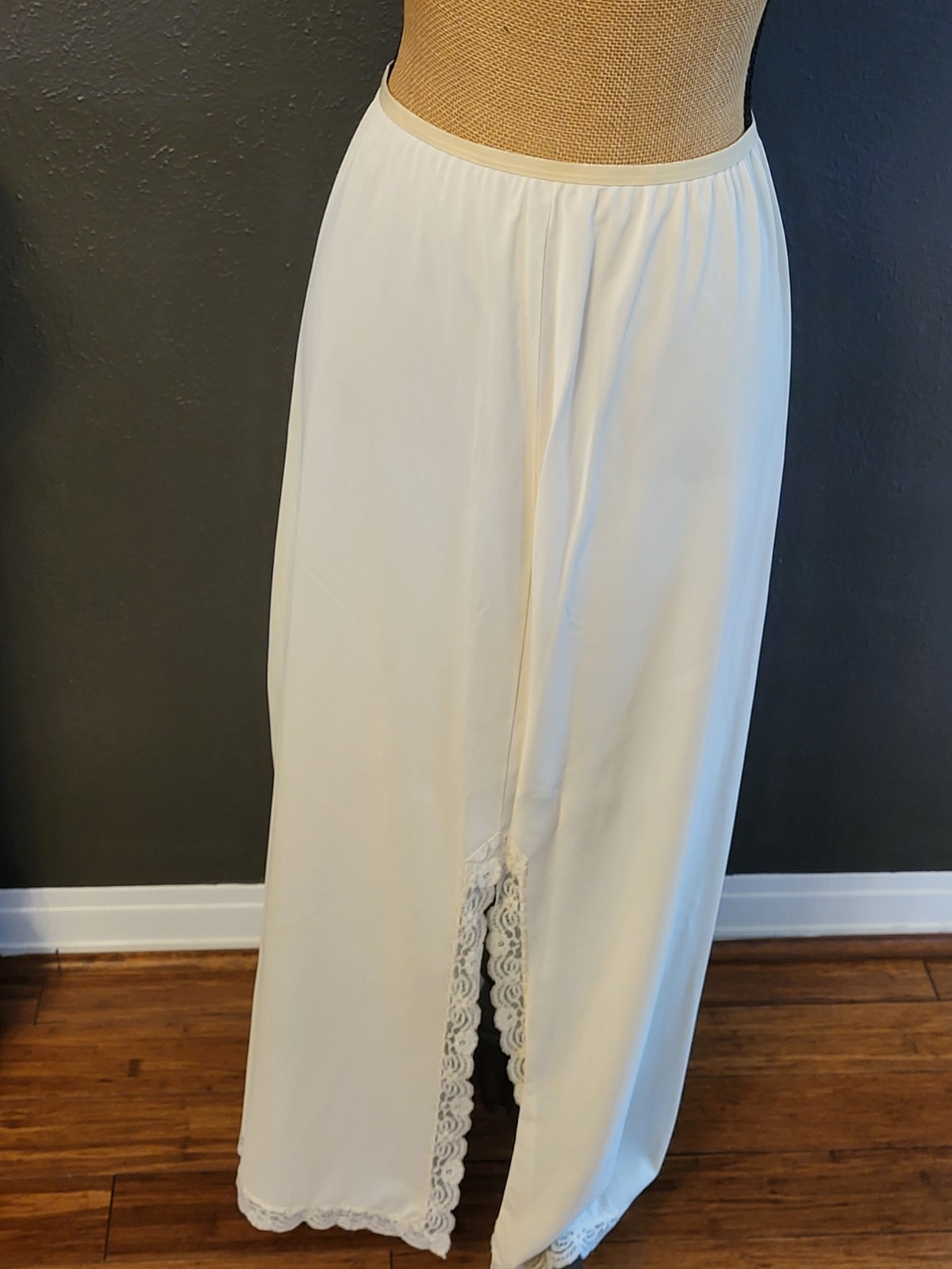 Shadowline Vintage 70s Ivory Full Length 1/2 Slip Lace Trim