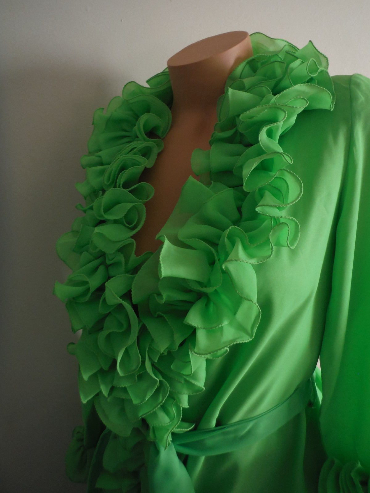 STUNNING & GORGEOUS!! RARE VTG Maxi Robe Wrap Gown 50s/60s? LOTS of Ruffles! S/M