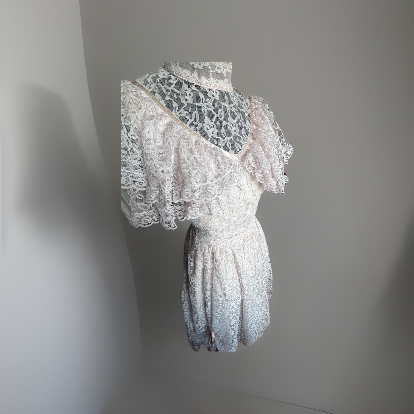 Vintage White Lace Full-Length Wedding Dress with Lace Capelet