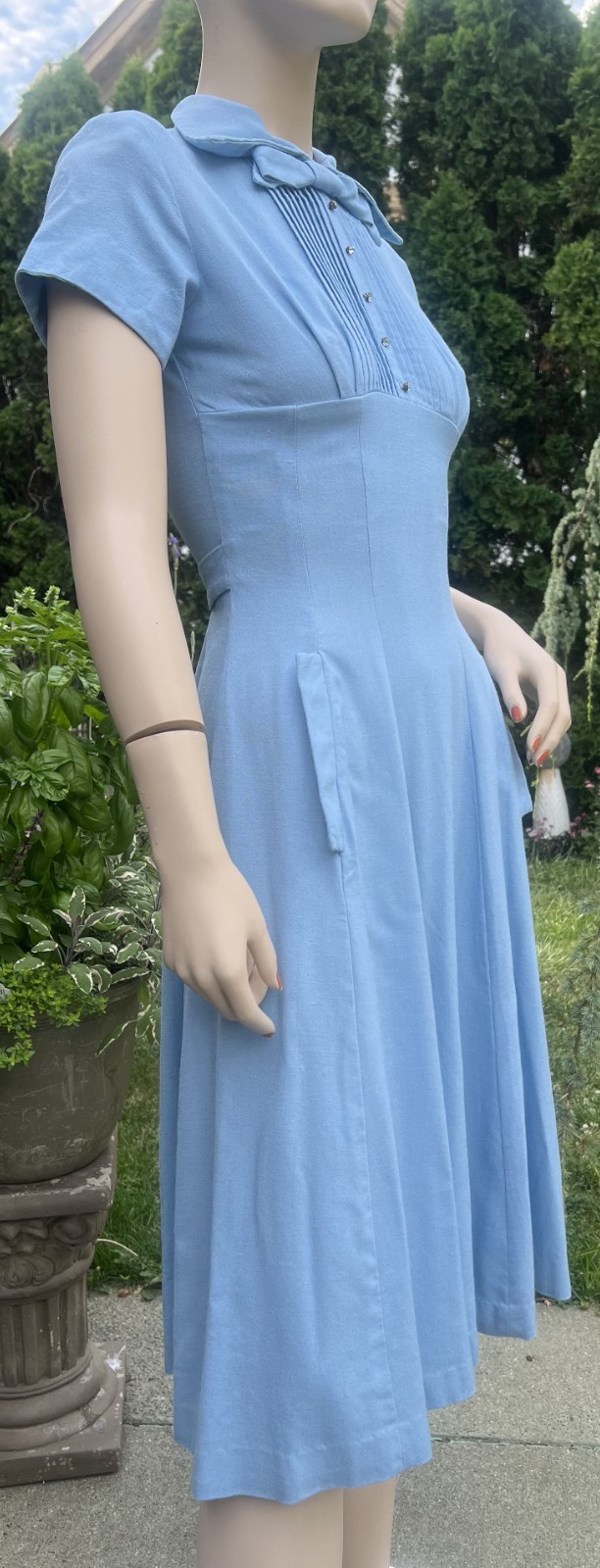 VINTAGE 1940&rsquo;s BLUE COTTON DRESS W/ POINTED COLLAR & BOW