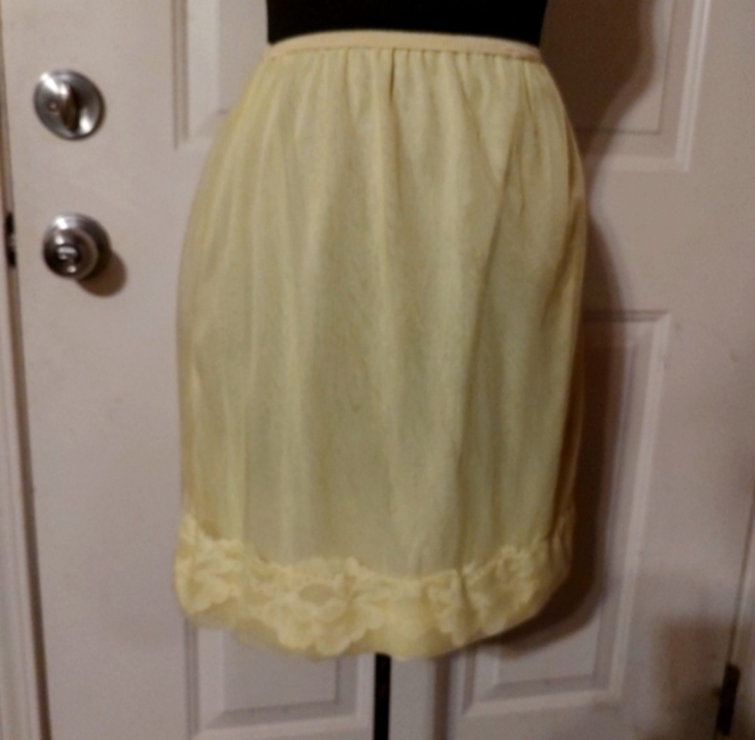 🐤💛🐤 Lovely Vtg 50&rsquo;s/60&rsquo;s Daffodil Yellow Floral Embroidered Nylon Slip – S/M