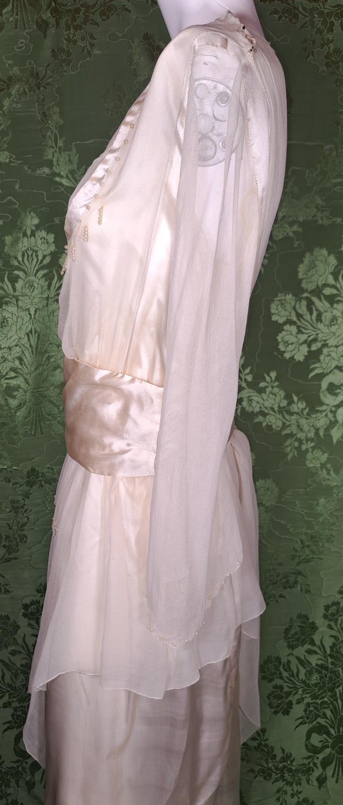 LATE EDWARDIAN CHIFFON AND SILK WEDDING GOWN WITH TRAIN, PEARLS