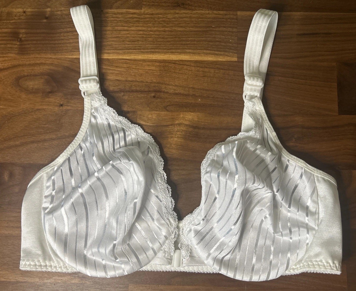 Vtg WARNER&rsquo;S Shine-On Pearl White Front Close Satin Bra 34C Second Skin Unlined