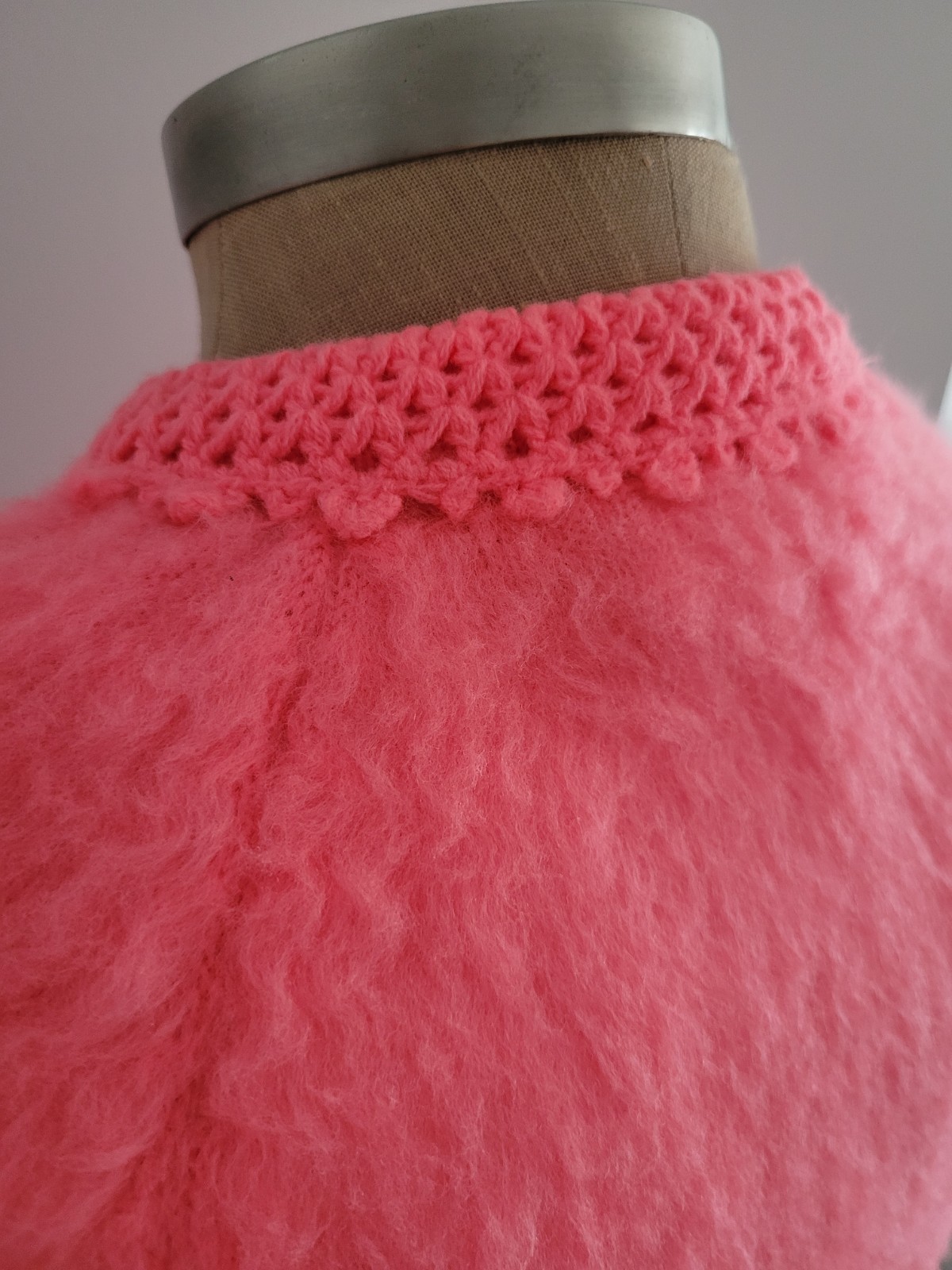 MOD Fluorescent Pink Full Fashioned Vintage 60s Embroidered Flower Cardigan M