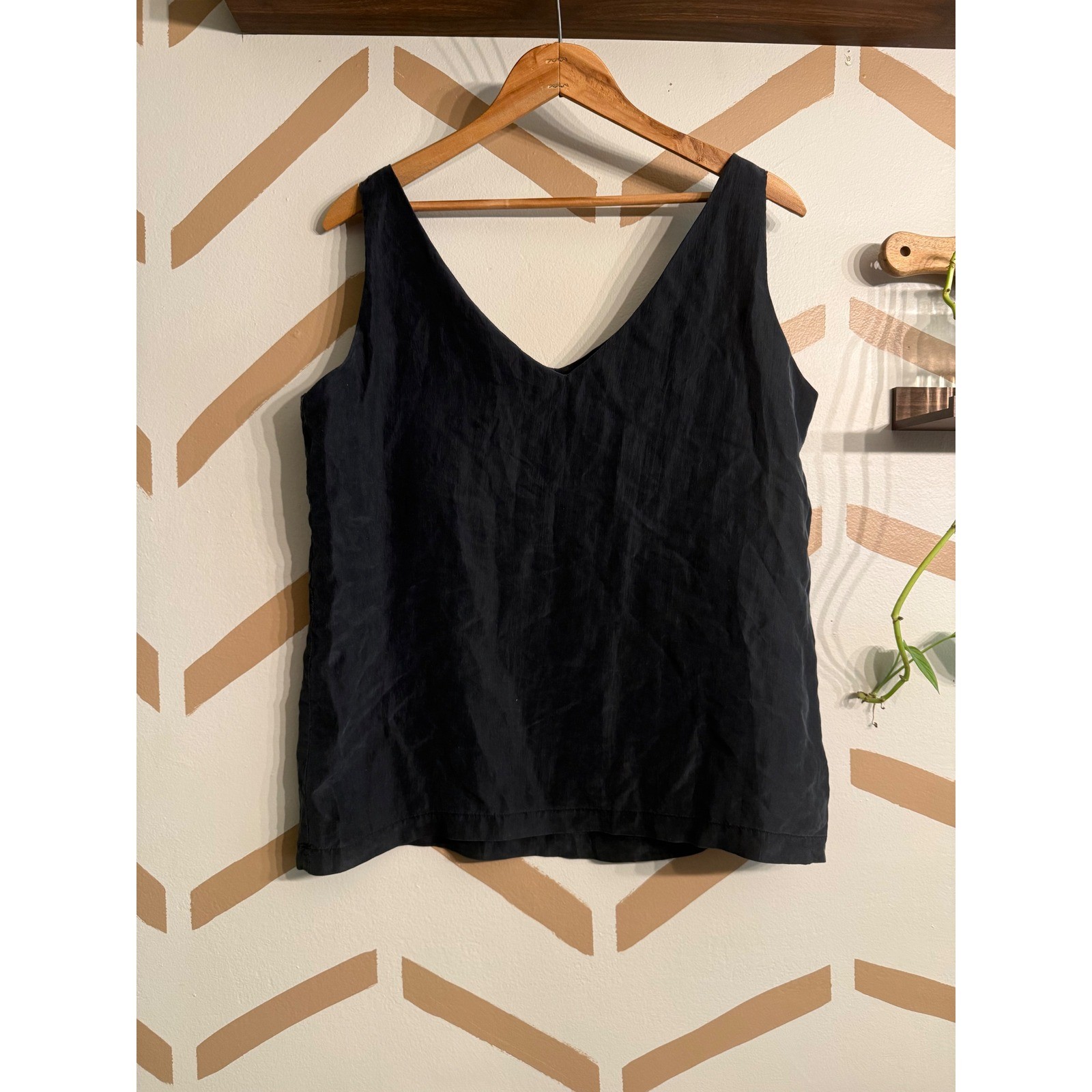 Express Tank Top Womens Medium Black Vintage 100% Silk V-Neck Sleeveless Blouse