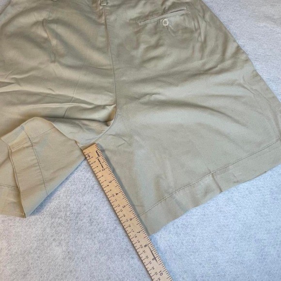 Liz sport vtg Tan khaki shorts with a relaxed fit pleated front 10/12 (30) W