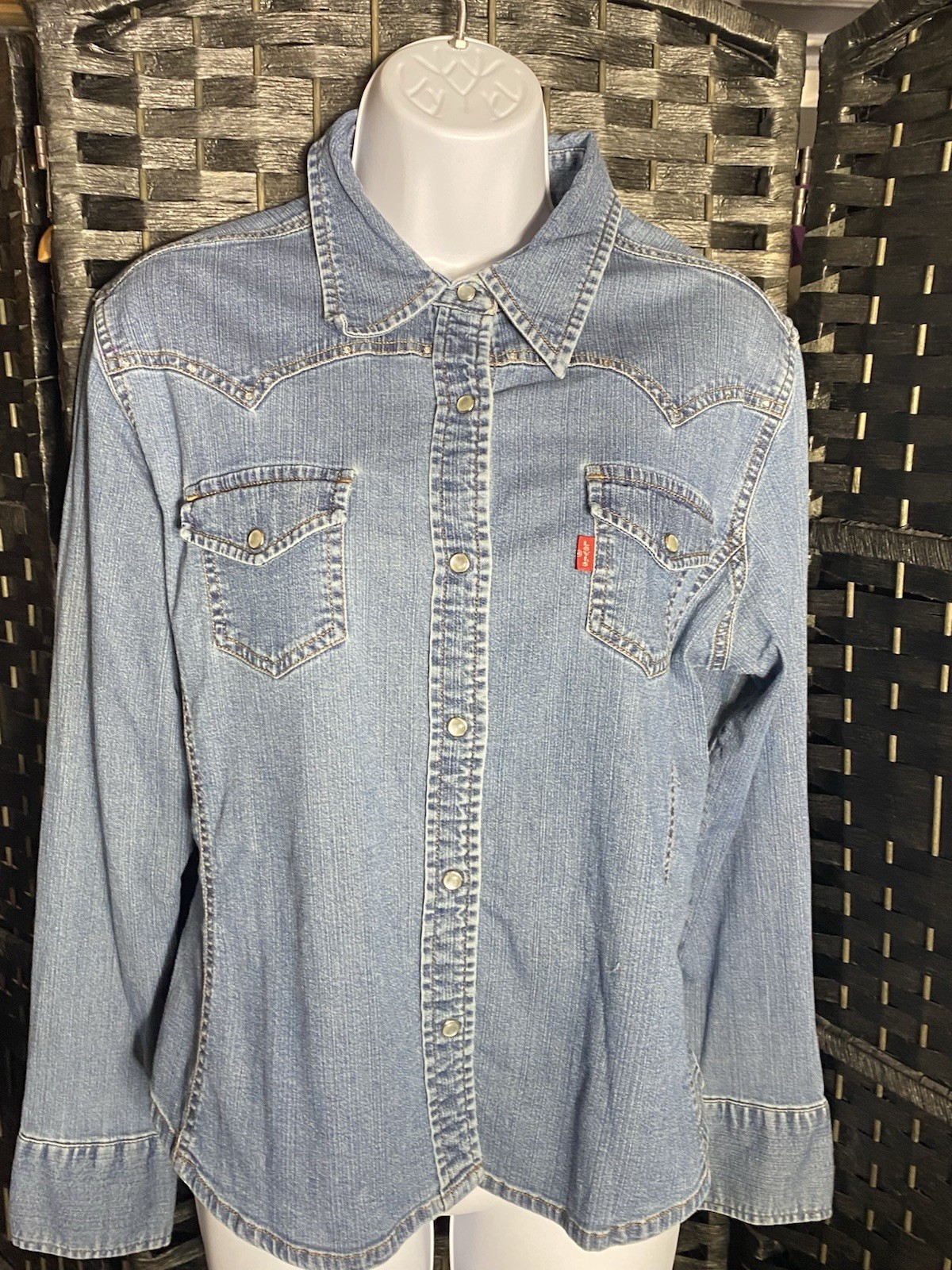 VTG Levi&rsquo;s Red Tab Denim Long Sleeve Pearl Snap EUC Women&rsquo;s Large