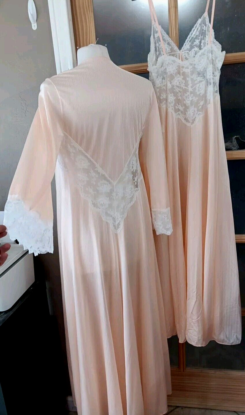 Vintage Peignoir Miss Elaine Peach Pink BUTTER SOFT Nylon Robe Nightgown Lace