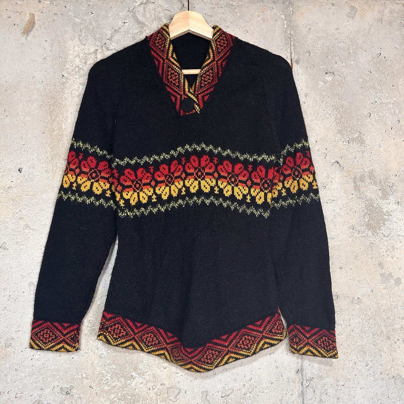 Vintage 70s polyesterblack green red yellow floral sweater