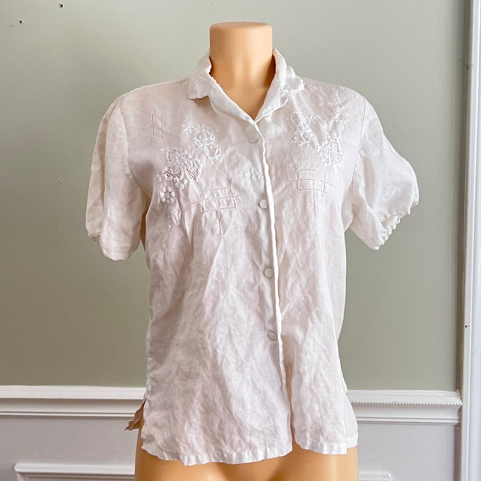 Vintage SYS Linen Blouse Top M Hand Embroidered Scalloped White Cottagecore Top