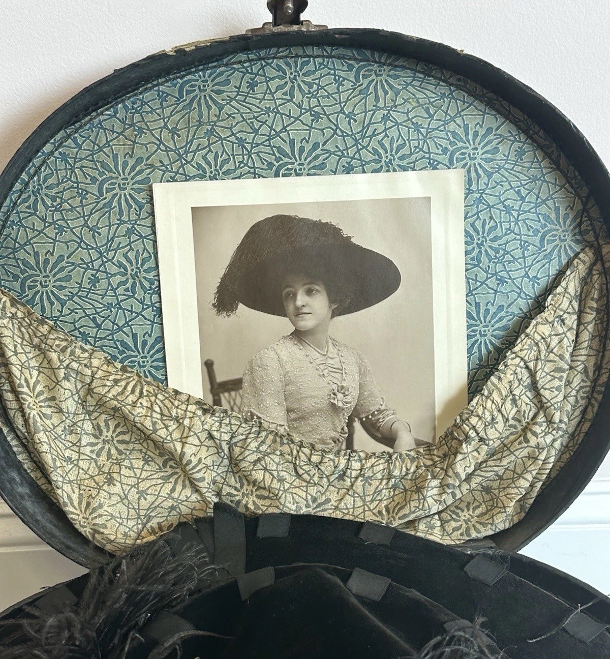 Antique Ostrich Feather Edwardian Ladies Hat 1900s W/Case Velvet Ribbon Plume