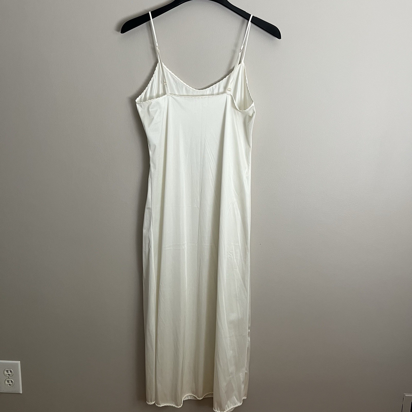 Vintage Slip SIZE SMALL 32 White Classic Nylon VANITY FAIR formal