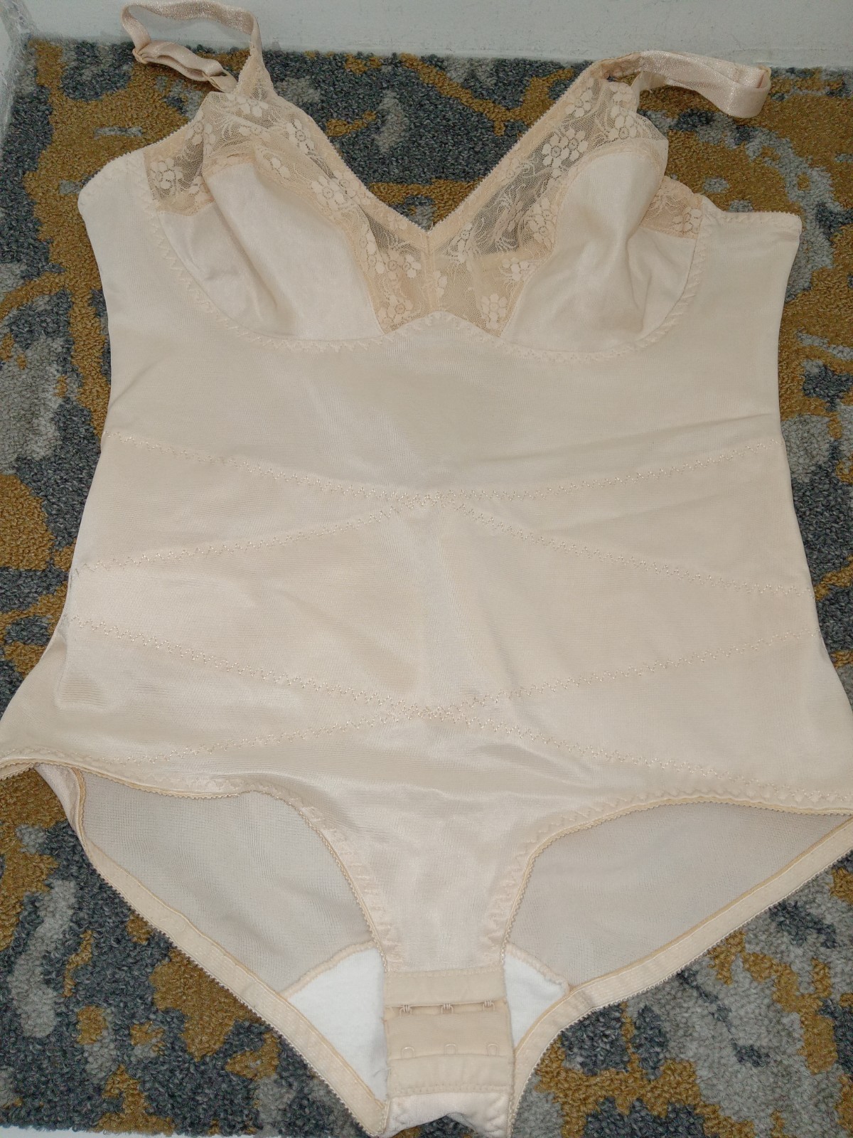 Vintage Lasting Comfort Cupped Wireless Women&rsquo;s Body Shaper 44 Cups B/C/D Beige