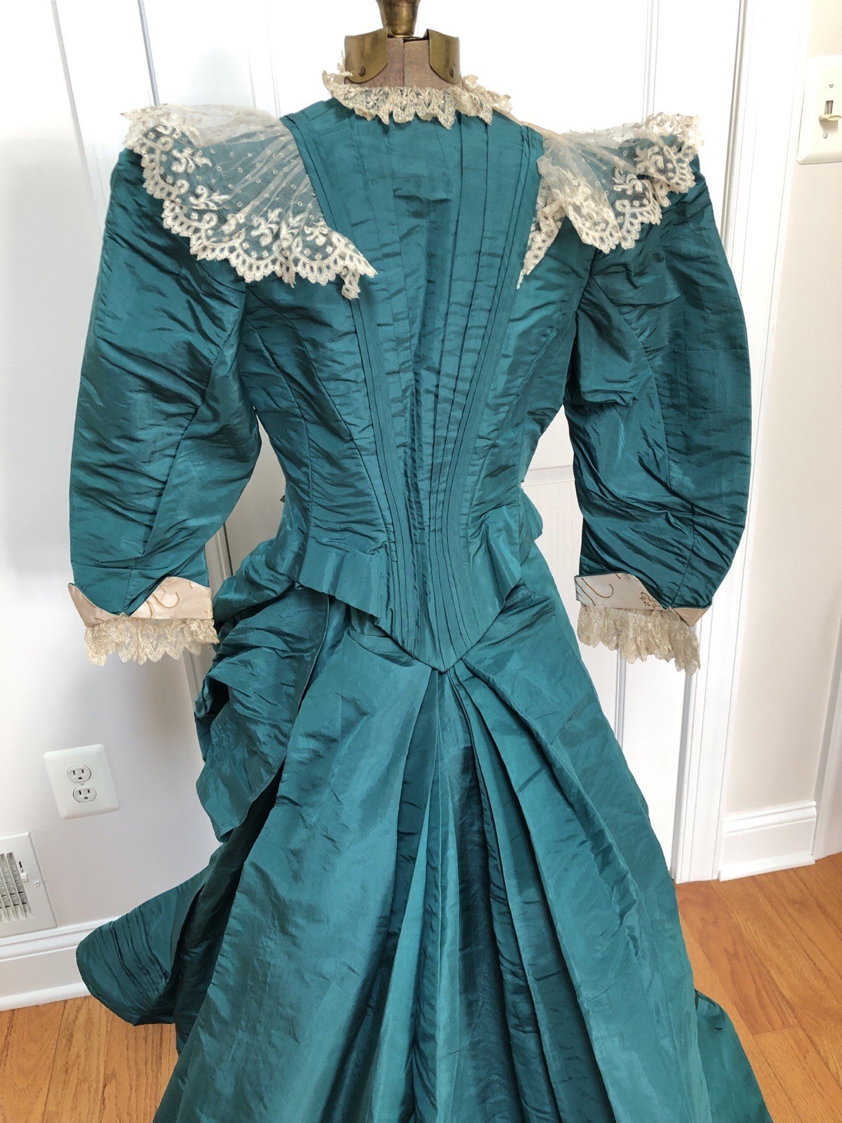 Antique 1880s 3Pc *EMERALD GREEN SILK Victorian BUSTLE DRESS w/PRINCESS JACKET*