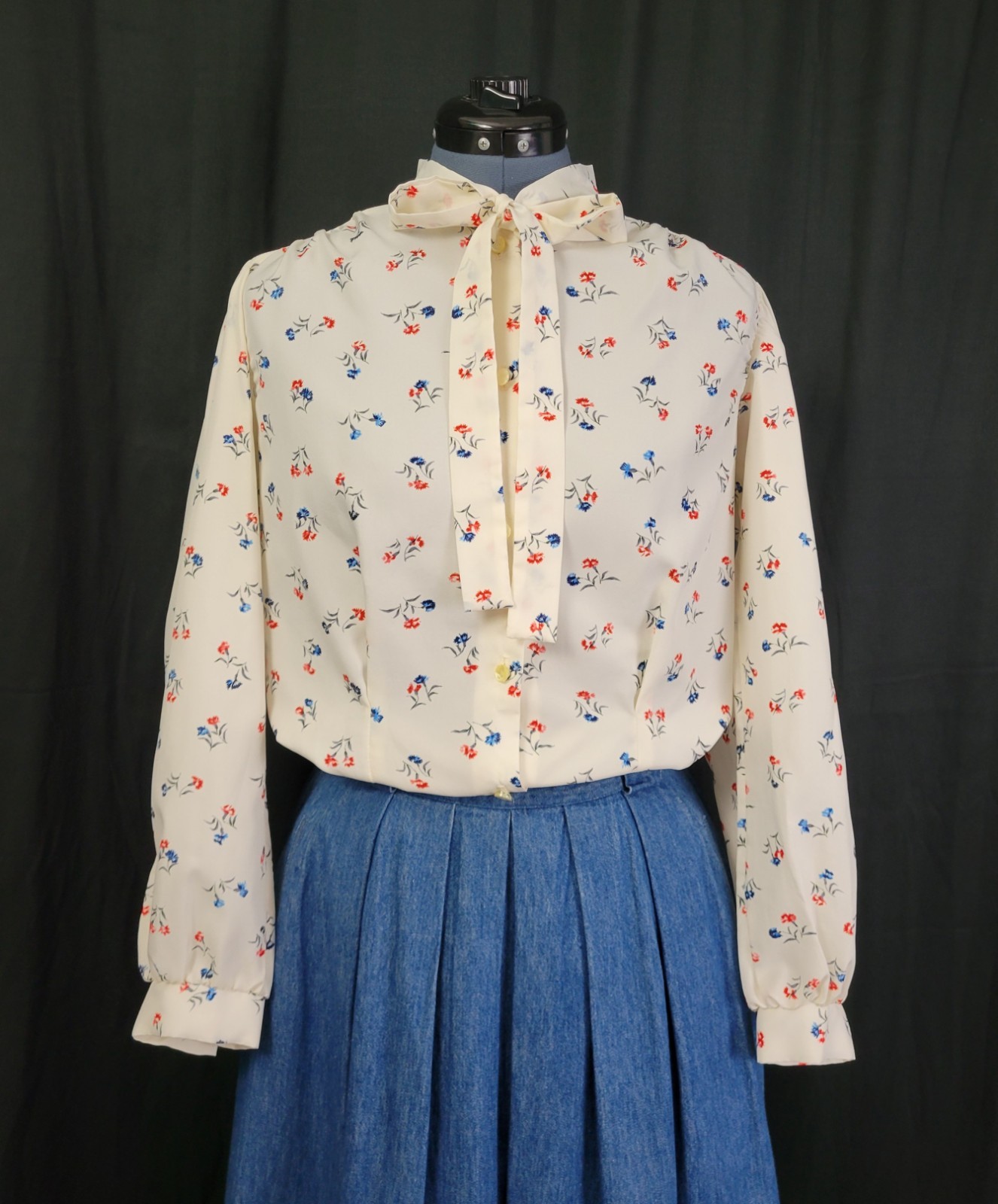 Vintage Lady Holiday Cream Button Down Blouse w Blue & Red Florals Size M/L?