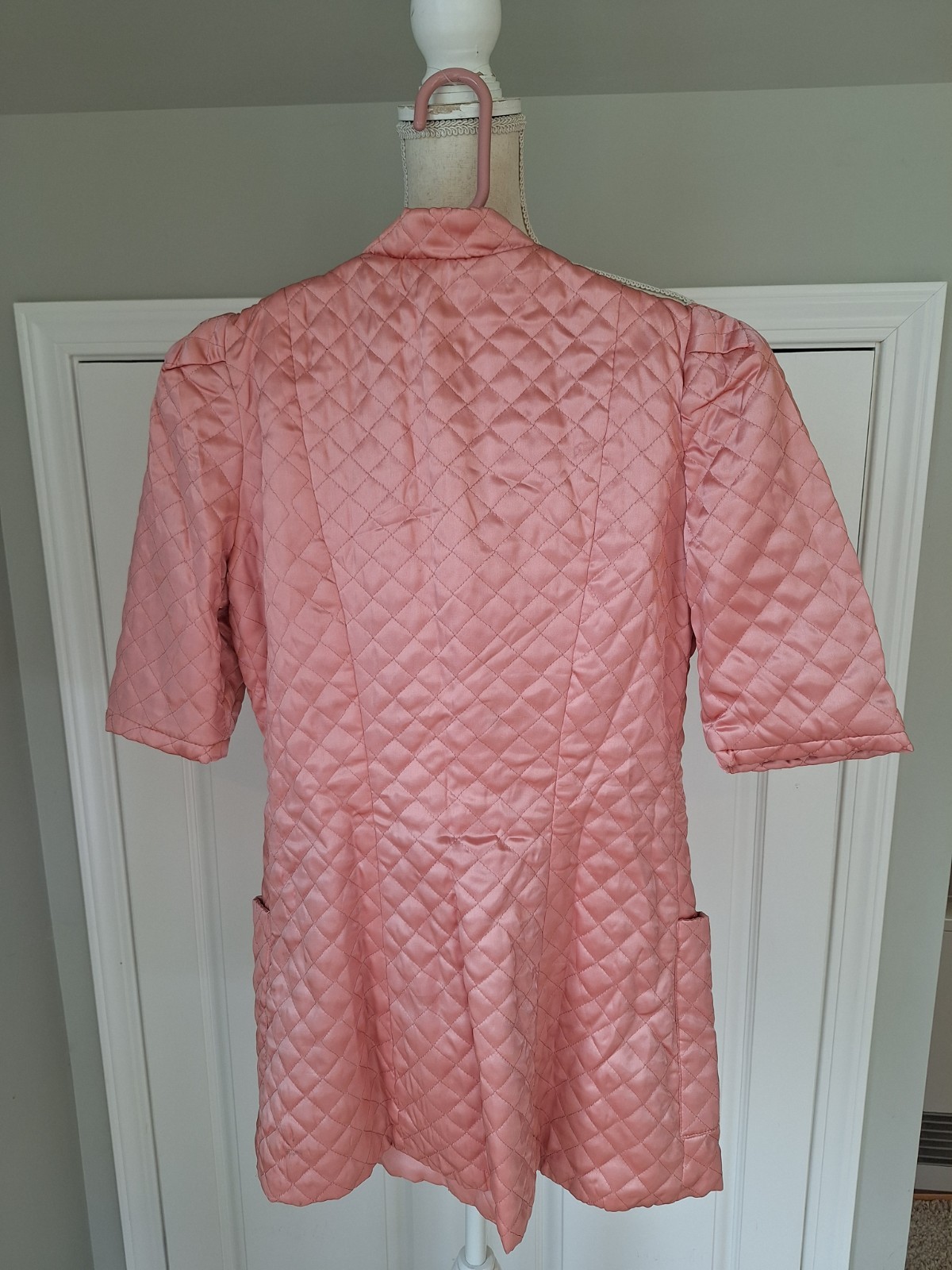 Beautiful Mid-Century Quilted Jacket or Robe Asian Short Sleeve Petite
