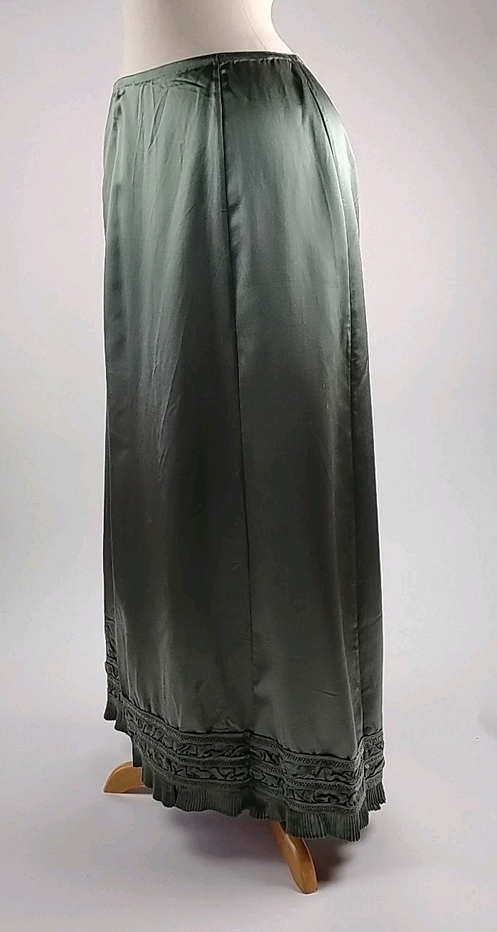 Antique Edwardian Green Silk Taffeta Skirt with Pleated Hem & Trim – c. 1900&rsquo;s