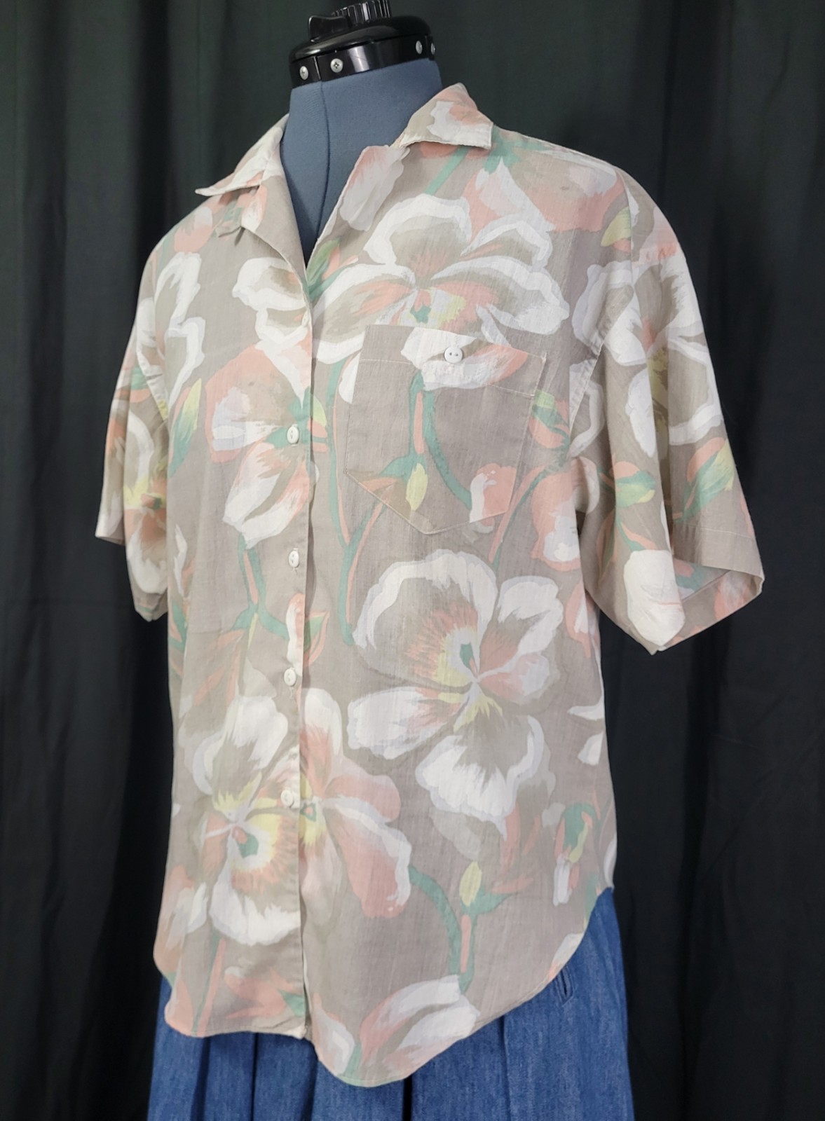 Vtg Laura Mae Beige Button Down Top w White/Pink/Yellow Tropical Flowers Size M?