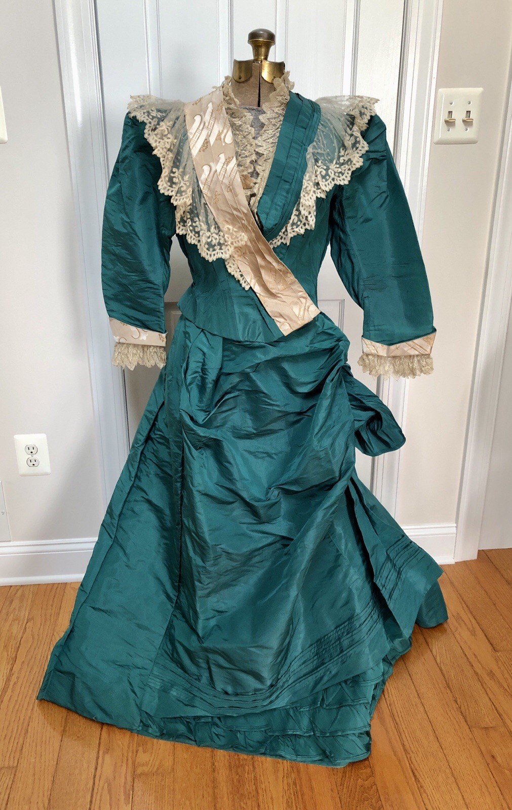 Antique 1880s 3Pc *EMERALD GREEN SILK Victorian BUSTLE DRESS w/PRINCESS JACKET*