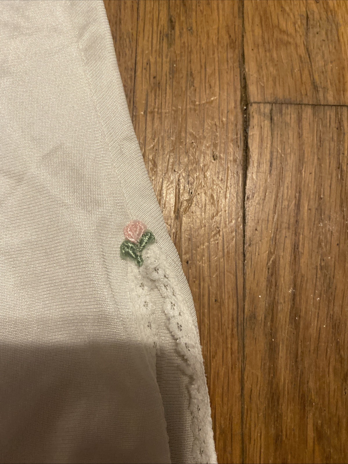 Chantilly Maidenform Whote Full Slip With Lace Trim And Pink Flowers On Slits M