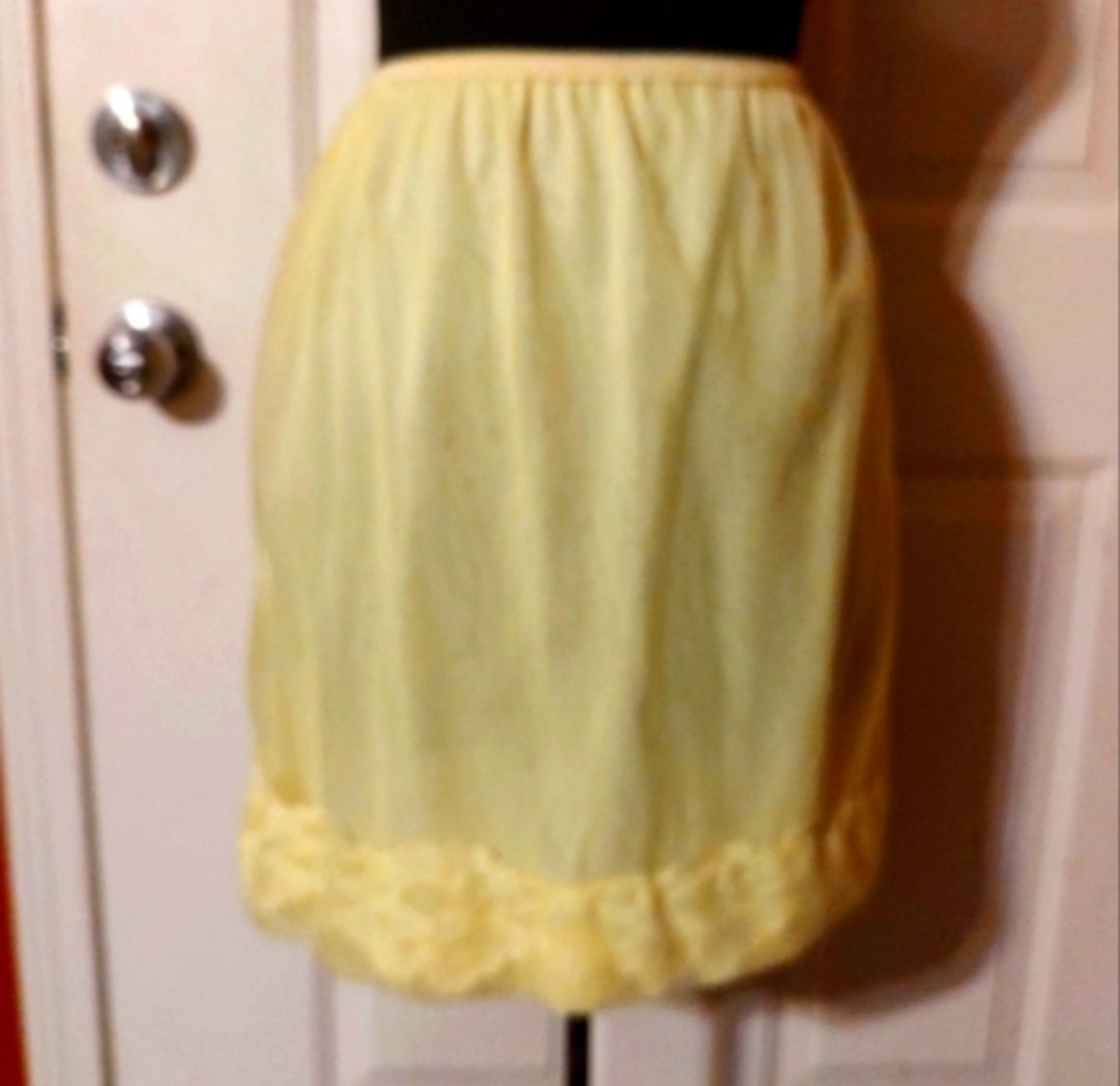 🐤💛🐤 Lovely Vtg 50&rsquo;s/60&rsquo;s Daffodil Yellow Floral Embroidered Nylon Slip – S/M