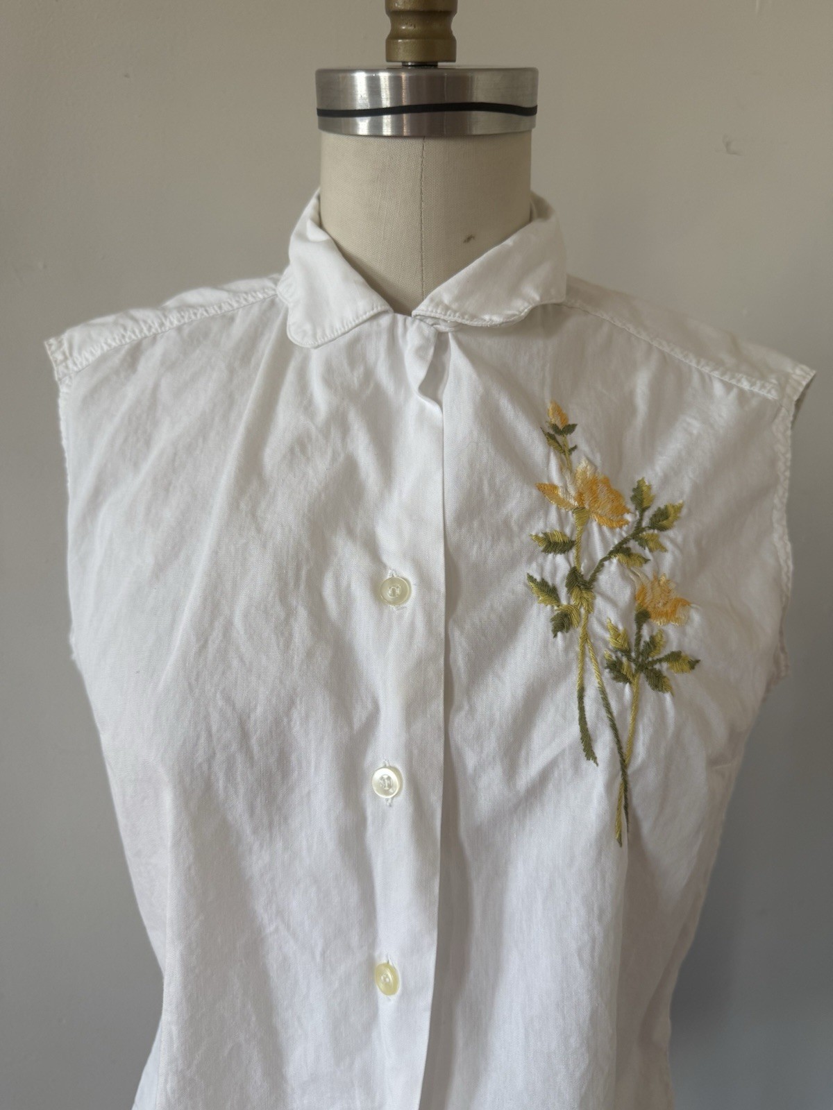 1940s 50s Cap Sleeve Cotton Loop Collar Button Up Shirt Embroidered Floral S/M