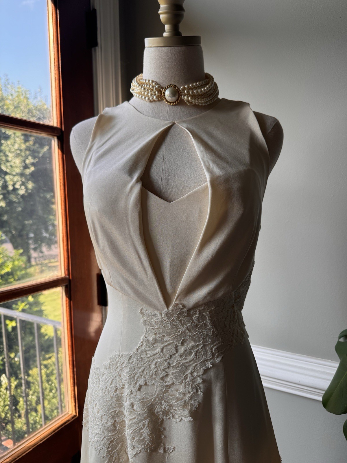 Vintage Ivory Wedding Gown – Timeless Elegance with Romantic Lace Details