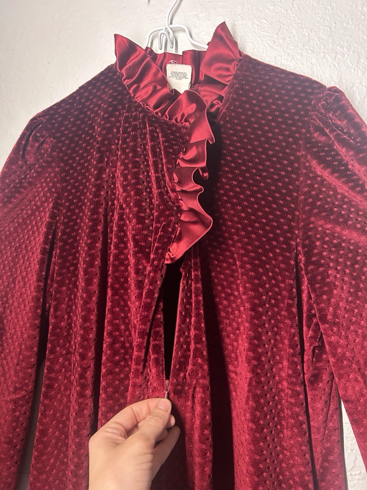 Vintage70’/80’sDonna Richard for Gilligan & O&rsquo;Malley Burgundy Velvet Robe Ruffle