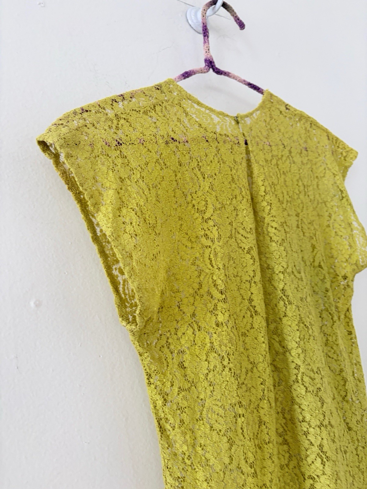 50s Chartreuse Sheer Floral Lace Flutter Cap Sleeve Top Keyhole Bateau Neck XS/S