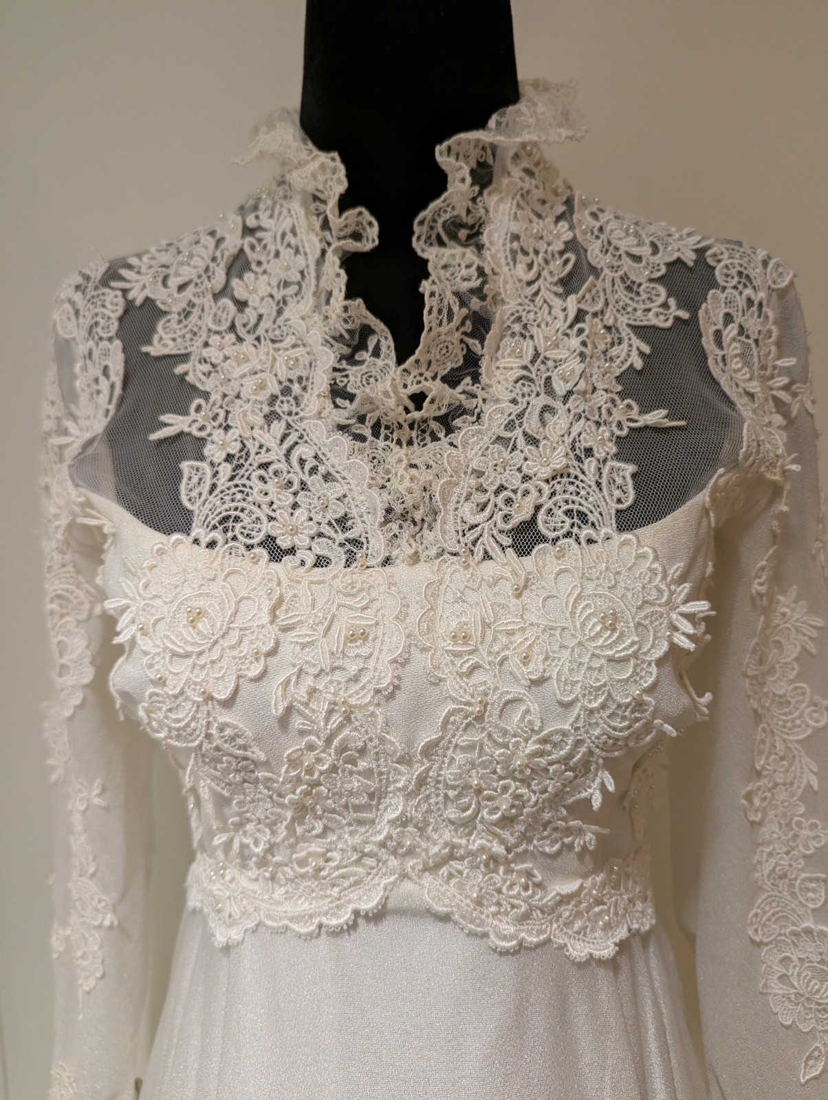 Vintage 1970s Unbranded Off White Wedding Dress Lace Applique Pearl Long Sleeve