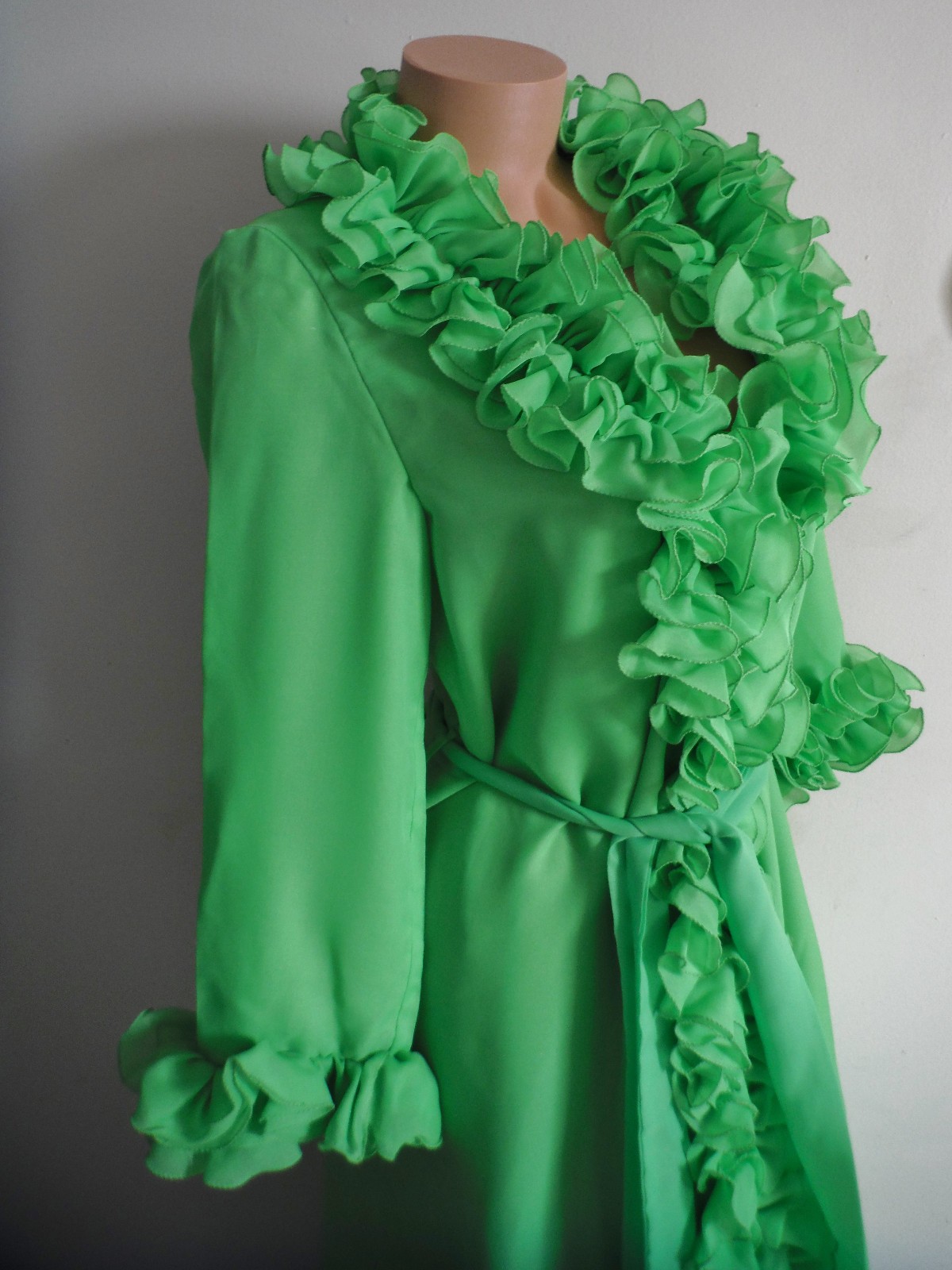 STUNNING & GORGEOUS!! RARE VTG Maxi Robe Wrap Gown 50s/60s? LOTS of Ruffles! S/M