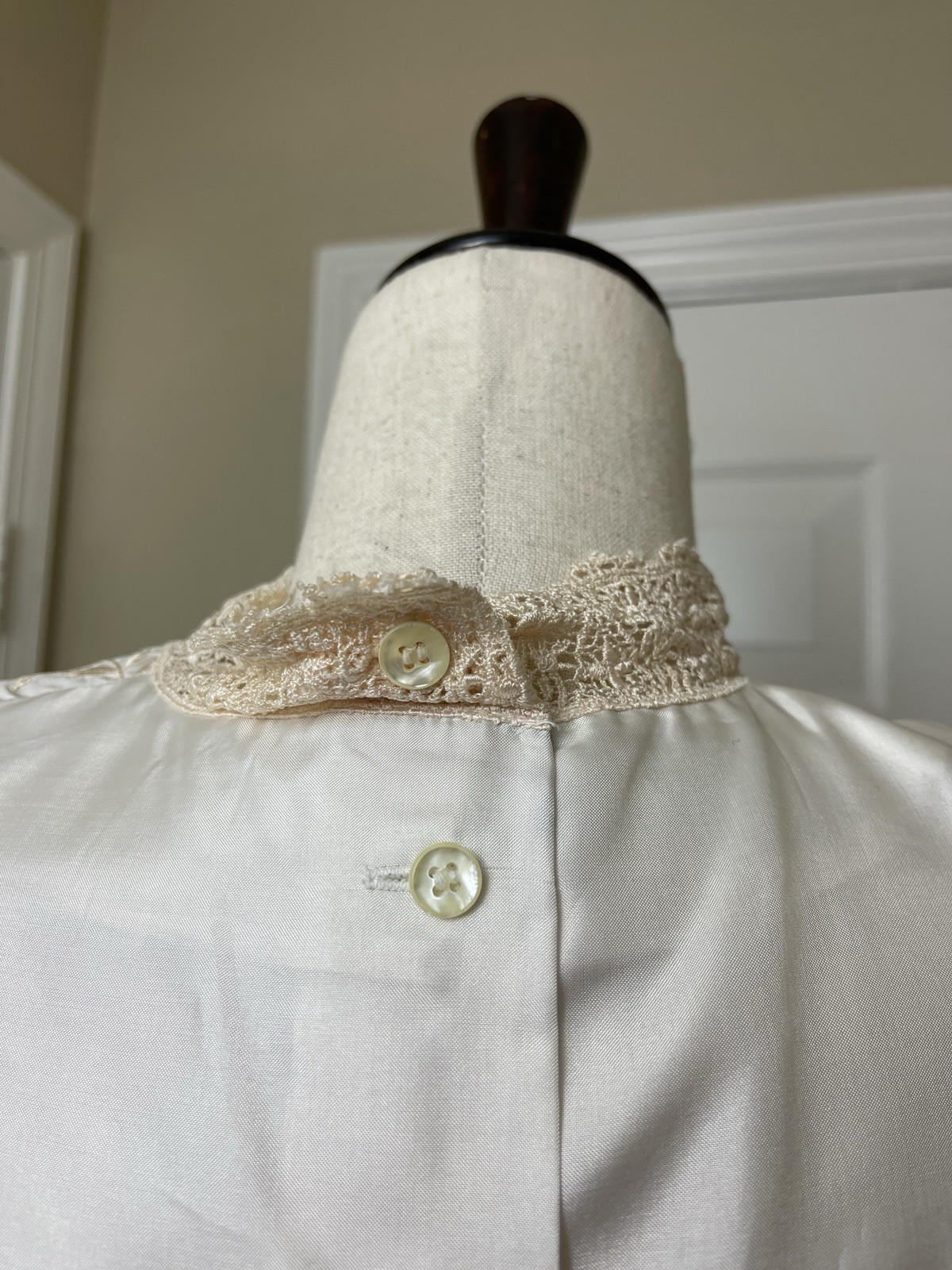Nilani Victorian Embroidered Blouse Size 12 Light Beige Pink Lace Collar Women’s