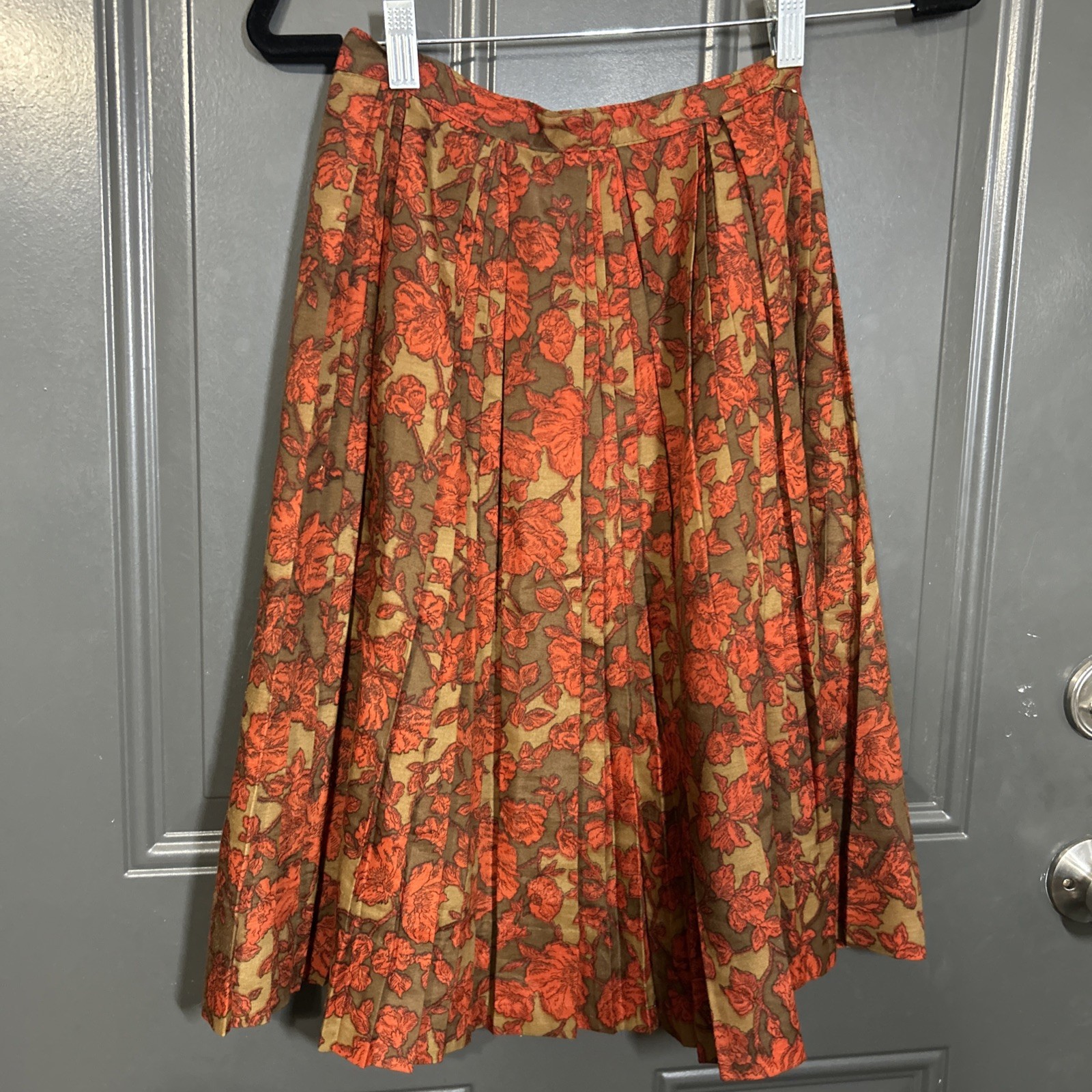 None Branded Vintage Red And Brown Flower Vest And Pleaded Skirt