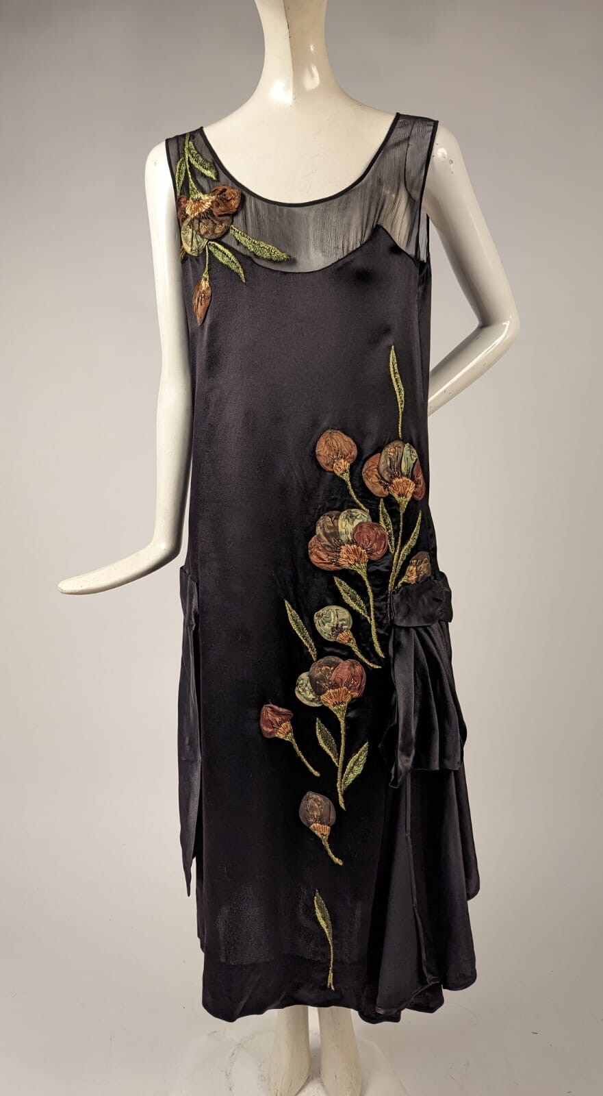 MUSUEUM QUALITY FLAPPER 1920’S SILK + CHIFFON DRESS W METALLIC FLORAL DETAILING