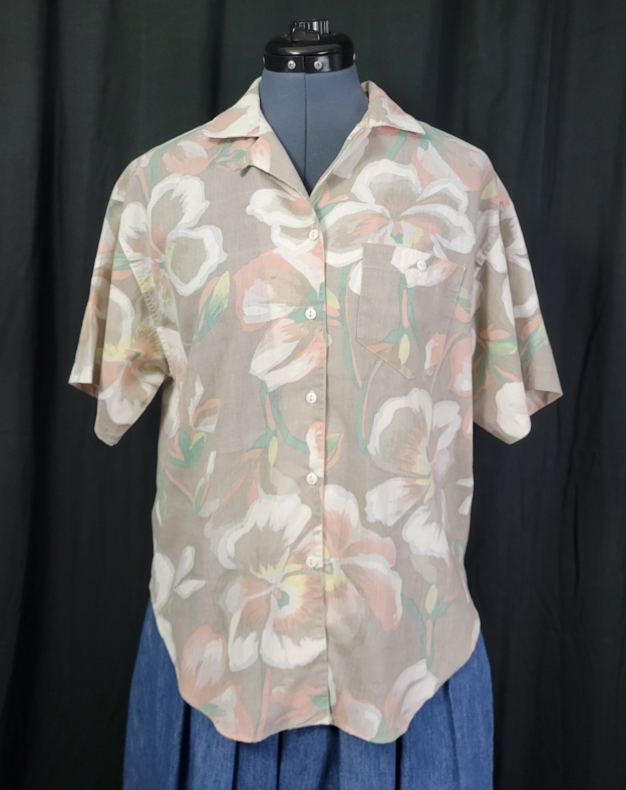 Vtg Laura Mae Beige Button Down Top w White/Pink/Yellow Tropical Flowers Size M?