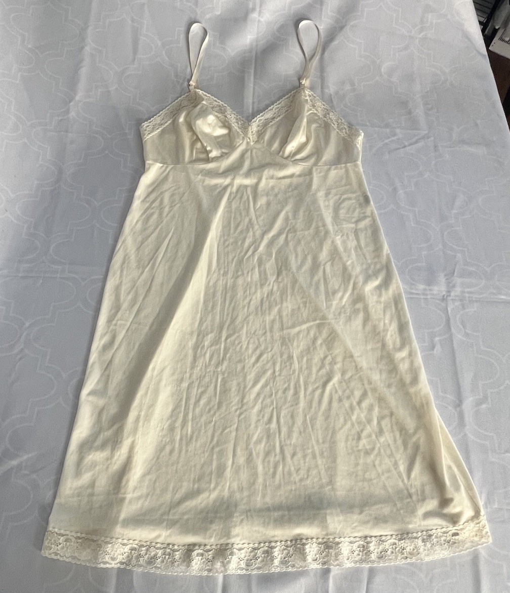 Vanity Fair Nylon Rosette Lace 24” Full Slip Size 40 Everyday Layers #10-103