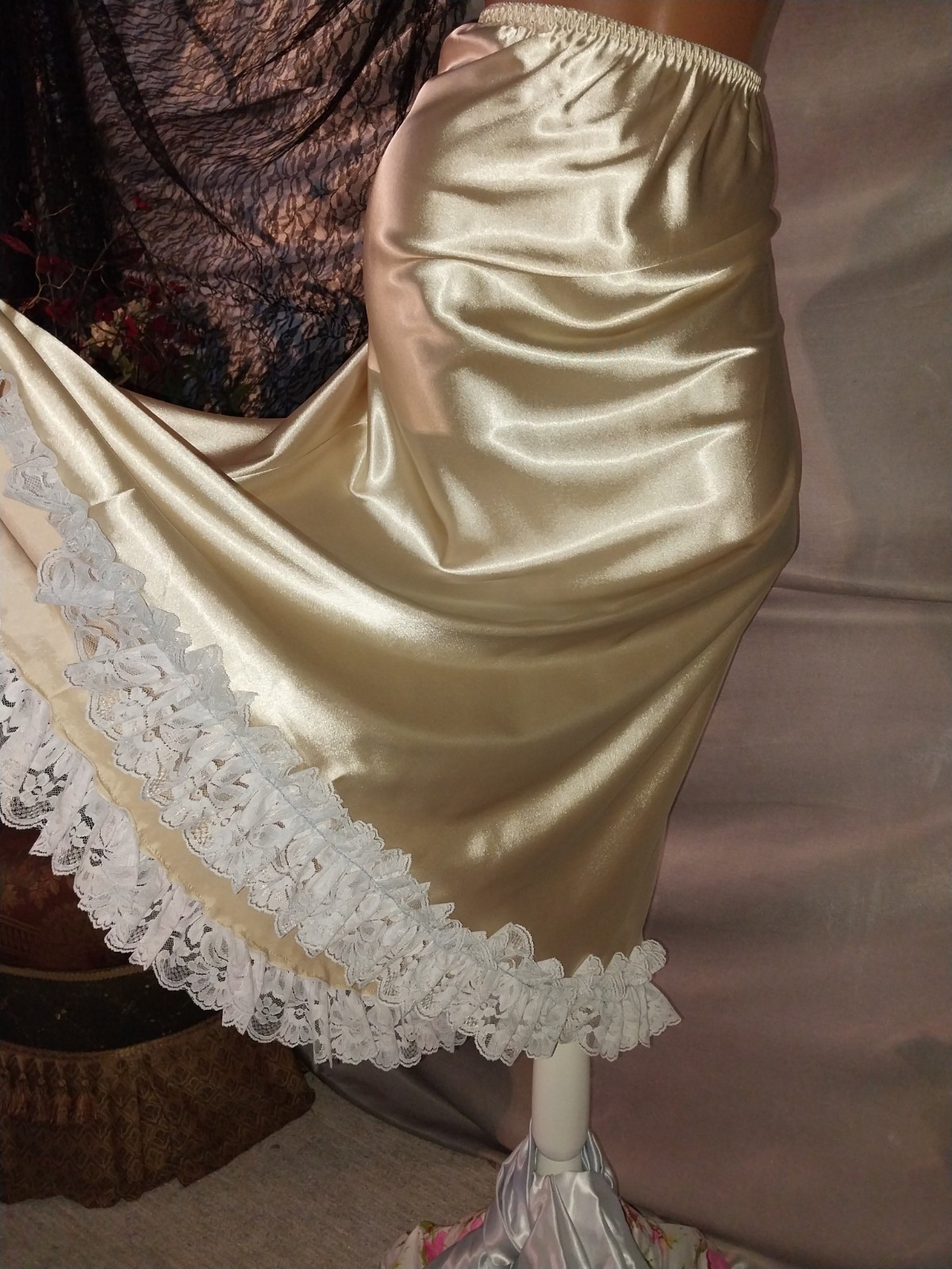 VTG SATIN SHINY FARR WEST ESQUE BUTTER GOLD BLUE RUFFLES SISSY LACY HALF SLIP