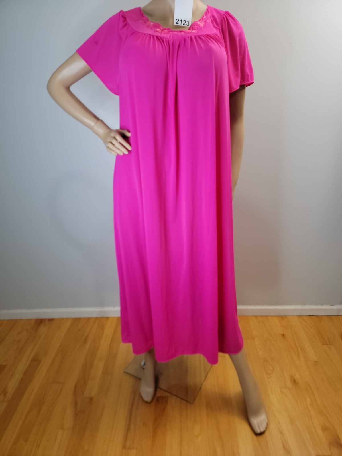 Vintage Miss Elaine Classics 100% Nylon Hot Pink Gown Satin/embroider Size XL