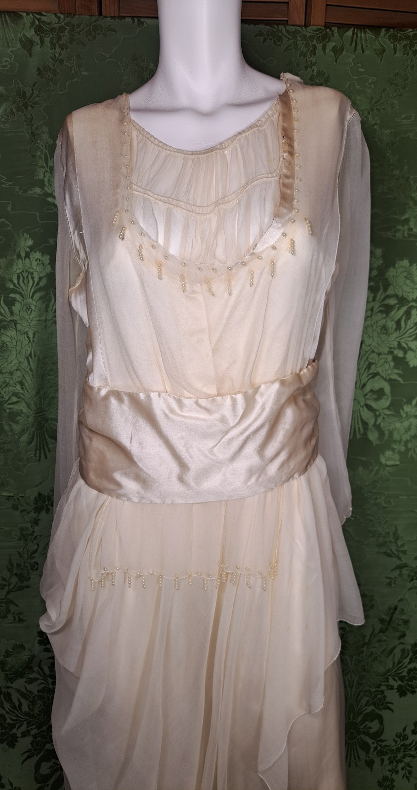 LATE EDWARDIAN CHIFFON AND SILK WEDDING GOWN WITH TRAIN, PEARLS