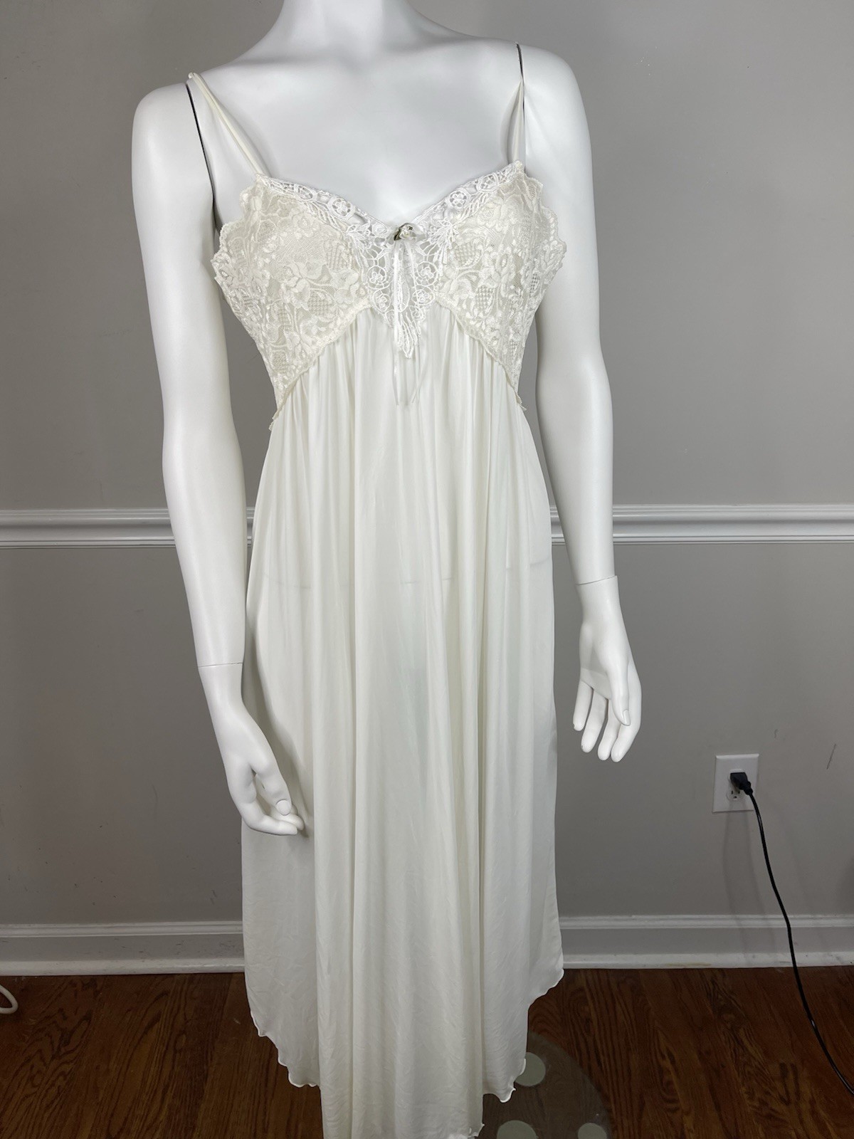 VTG Miss Elaine Intimates Romantic nightgown Lace Bodice Size 36” sexy Ivory